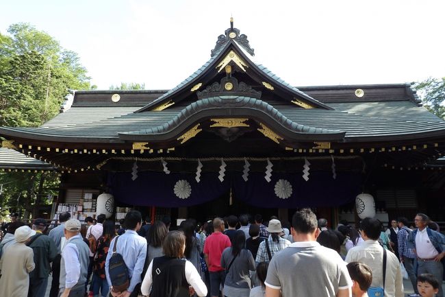 　東京都府中市に鎮座する大國魂神社は創建1,900年とされる古社で武蔵国総社である。戦前までは官幣小社であった。また、武蔵国の一之宮（一宮）から六之宮までを合わせ祀っているため、「六所宮」とも呼ばれる。 主祭神は大國魂大神 （おおくにたまのおおかみ）で大国主命と同神とされる。<br />　例大祭は、武蔵国の国府祭を起源とする「くらやみ祭」（東京都指定無形民俗文化財）である。<br />　神社は市の中心にあり、欅などの大木が茂る自然豊かな環境にある。現在、国の天然記念物に指定されている「馬場大門のケヤキ並木」は、前九年の役の平定のために陸奥国に下向する際に源頼義・義家父子が大國魂神社に戦勝祈願をし、康平5年（1062年）、前九年の役を平定し、凱旋する際に戦勝御礼詣りとして欅の苗千本を寄進したのががの起源であるとされている。<br />　現在の境内社地は武蔵国府跡にある。武蔵国府は、奈良時代の初め頃から平安時代の中頃にかけて置かれたとされる。すなわち、創建1,900年とされる大國魂神社は武蔵国府跡に遷座したことになろう。<br />　甲州街道と府中街道が通っており、江戸時代には府中宿があった。<br />（表紙写真は大國魂神社拝殿）