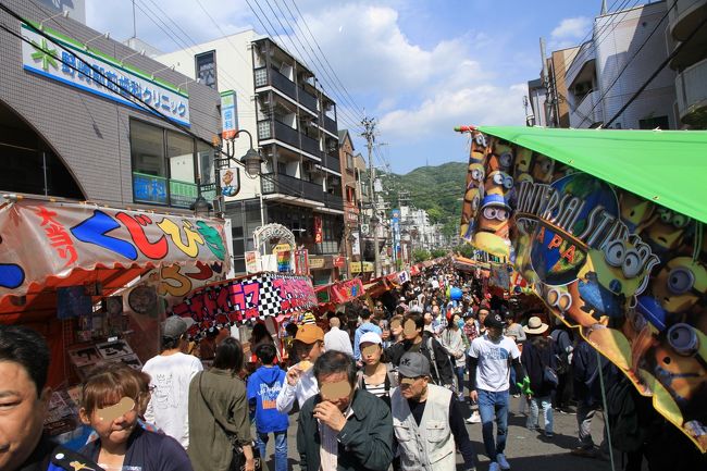元禄時代より伝わる行事で、正しくは無縁経法要といい、有縁無縁のすべてのものに感謝のお経をささげる行事。期間中JR野崎駅より、お寺までの参道に露店が並び、さまざまなイベントもあって全国各地からの参詣者で賑わいます。<br /><br />2018年5月1日~8日に催される「のざきまいり」<br />JR野崎駅から野崎観音までの参道約700mにはびっしりと屋台が並び、これまたびっしりと参詣者で埋め尽くされていました。<br />住吉大社の初詣もすごかったですが、それ以上の賑やかさでした。<br /><br />