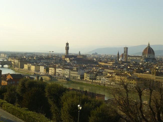 初めてのイタリアということで、イタリア語どころか英語もおぼつかない私たちは、定番の『JALパックツアー』を選びました。日程的なこと、主要都市を巡ること、プレエコに乗ること、最後の晩餐を鑑賞すること等々、考えていた条件にもぴったりでした。<br />イタリアの４都市は、どこも朝晩はかなり冷え込み、防寒着も必要でしたが、昼間は汗ばむぐらい。気温差がありましたね。<br />イースターが目の前で、所々混んでいましたが、個人ツアーに比べれば並ぶ時間は短くすんだようです。つくづく雨に降られなかったことに感謝です！<br /><br /><br /> 羽田⇒ロンドン（ヒースロー）⇒ミラノ⇒ベニス⇒フィレンツェ⇒ピサ⇒フィレンツェ⇒ローマ⇒ロンドン（ヒースロー）⇒羽田の8日間です。