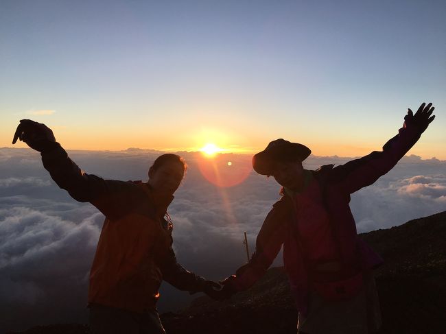 富士山は眺めるものと思っていた私が何故か急に「頂上からの景色を眺めてみたい」と思いたち初トライ！<br />登山経験は高尾山のみ、高山病も心配とあって夜は登らない、ゆとりの2泊3日のツアーに参加です。<br />今年の8月は雨が多い中奇跡的に雨に一度も降られない台風一過の快晴続きの2泊3日となりました。