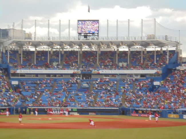 プロ野球観戦で、明治神宮球場に行きました。対戦カードは、<東京ヤクルトー広島CARP>です。<br />当日 東京メトロ銀座線工事のため区間運休です。迂回ルートを考えました。https://www.shibukei.com/headline/13086/<br /> 行き 品川駅から 都バス<品97> <br /> 帰り <品97> 21:45 最終バス 試合時間伸びると 乗れない<br /> 大江戸線「国立競技場」駅で大門駅に向かう 最終的には このコース選択<br /> 試合<br /> ヤクルト8--広島0<br /> 勝:ブキャナン 負 ジョンソン HR: 荒木 試合時間= 2時間44分