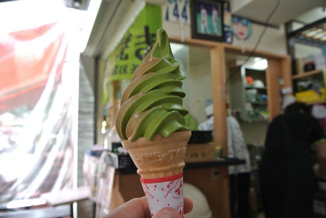 横浜市にある松原商店街をふらっと散歩しました。とても美味しいソフトクリームがあるんですわ。横浜ベイスターズと中日ドラゴンズで活躍した小池の実家の丸秀園の抹茶ソフトはおいしいよ。