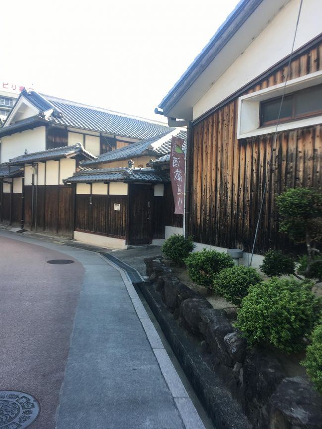 河内長野の高野街道沿いに点在する、古い町並みを巡って歩いた。千代田駅から三日市町駅まで約4㎞、ゆっくり歩いて2時間。<br /><br />西高野街道と東高野街道が合流する、千代田駅あたりから、造り酒屋が多数ある河内長野駅周辺、宿場町跡がある三日市町駅周辺と変化に富んでいる。もちろん4㎞の沿道が全て古い町並みではいが、上述3箇所の間にも古民家が点在していて楽しめる。道の曲がり具合や高低差に沿って展開する町並みが絶妙。<br /><br />起点の千代田駅周辺は反対方向にも古民家が多く、少し戻ってみた方がいい。途中の河内長野駅前には観光案内があり、簡単な地図をくれる。終点の三日市町駅の先にも少し古民家が残っていたので新高野橋で終わりにした。<br /><br />和菓子店は河内長野駅そばの友井堂の菊水最中。