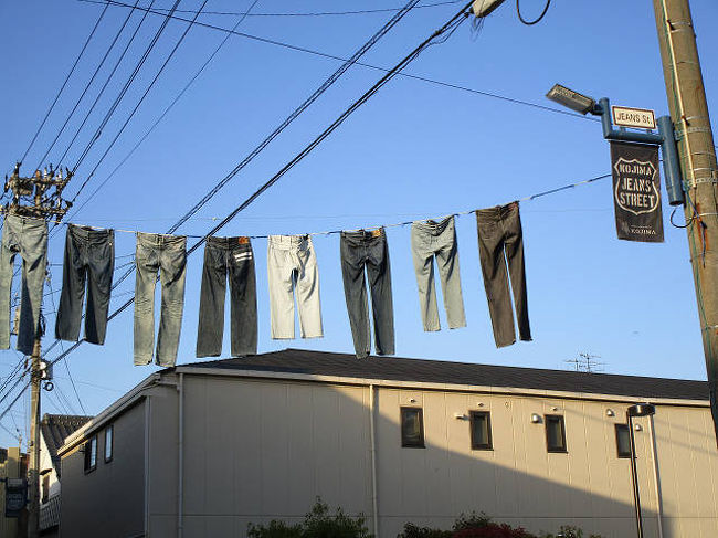 倉敷市の南端にある児島に行ってみたくなりました。昭和初期は「学生服の町」で、そのあとは国産ジーンズ発祥の地。出張の帰りに行ってみたかった児島ジーンズストリートに立ち寄ってみました。時間がなく平日でしたので、ほとんどのお店がクローズ。またバスも平日ダイヤでしたので時間がかかりました。行くのであればもう少し早い時間か車が必要です。本当に駆け足の訪問で、次回は他と合わせてゆっくり過ごしたいものです。