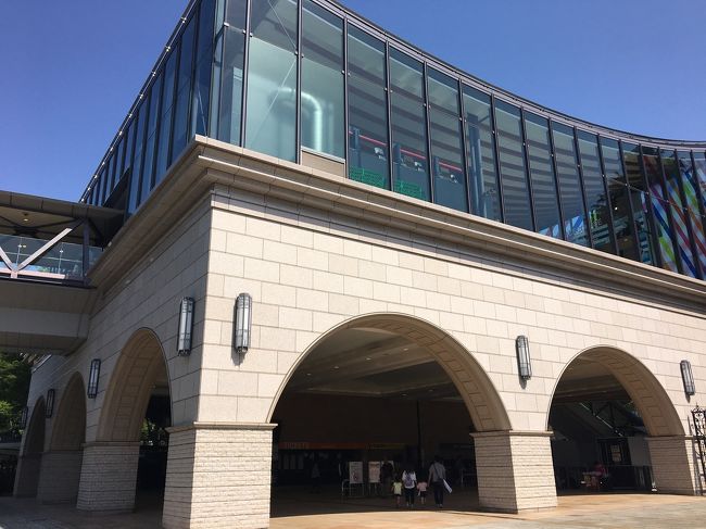 旅猿10 特別編「新年会を賭けて東京競馬場」のロケ地めぐりで、東京競馬場に行くことに。<br /><br />大きなレースがある日曜日は怖いので、土曜日開催に行くことに。<br /><br />1人1000円までと決めて、千円札を握りしめて、東京競馬場まで向かう梨太郎さんと柿次郎さん。<br /><br />果たして、無事、勝馬投票券を手に入れることができるのか。