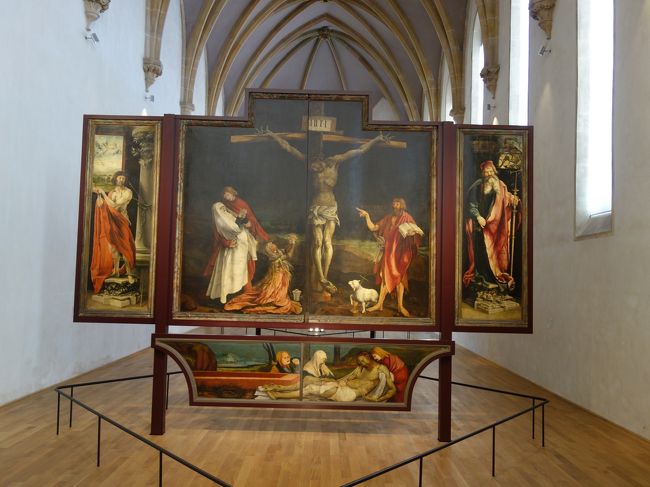 ウンターリンデン美術館で，有名なマティアス・グリューネヴァルトのイーゼンハイムの祭壇画をみました。キリストの磔刑の絵です。どうしてここまで残酷な場面を描くのでしょうか。深く考えさせられました。