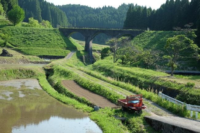 ゴールデンウイークの旅行なんて何年ぶりでしょうか。<br /><br />広島に住むようになって九州が少し近くなった、<br />じゃドライブ旅行といきましょうか。<br /><br />2泊3日阿蘇をまわる旅を計画したとき、どうしても見たかった<br />旧国鉄宮原線跡の橋梁です。<br />