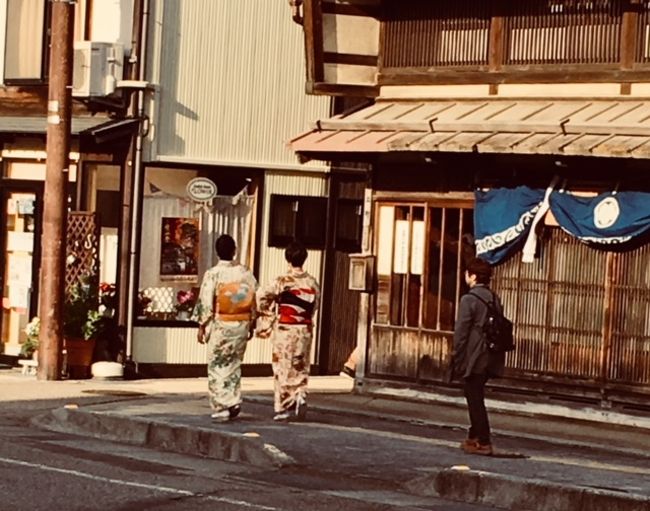 豊かな自然と美しい風景、美味しい山海の食べ物、大らかで飾らない人々の気質、伝統を守る祭りの数々などに惹かれ、富山にどっぷりはまっておりまして、今年もＧＷは富山観光、通算９回目でした。<br />ＡＮＡの「旅作」で、往復航空機、ホテルはＪＲ富山駅に程近い「富山地鉄ホテル」３泊・朝食付きで＠43,900円とお得なプランで出かけました。<br /><br />５月４日、城端の曳山祭りの宵祭りです。<br /><br />　(1)まずは伏木神社、気多神社、高瀬神社に参拝。<br />　(2)井波八幡宮と瑞泉寺、夜は銀八鮨！<br />　(3)射水市新湊～高岡市と観光しました。<br />★(4)城端曳山祭りの宵祭り！<br />　(5)新湊大橋と帆船海王丸の展帆！<br />　(6)今年の城端曳山祭りは提灯山を堪能！<br />　(7)ますのすし作り体験と常虹の滝、越中八尾の散策！