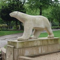 ディジョン観光はポンポンの「白熊」に挨拶して始まります。