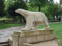 ディジョン観光はポンポンの「白熊」に挨拶して始まります。