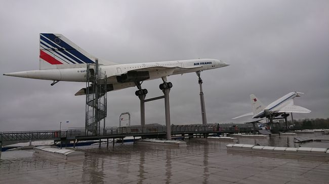 ワタクシのこれまでの海外旅行は、ほとんど公共交通機関が整備されたところだけを徘徊するものでした。ところがこのたびのたびは、ドイツ在住の舎弟的存在クマペンギンくんがついています。なかなか電車では行けないところへの観光を提案してくれました。<br /><br />…ドイツを出て、おフランスのアルザス地方!フランクフルトからですと、そう遠くはないんですね。<br /><br />ってか、うまれて初めて、おフランスにも行けるなんて!おパスポートのおスタンプがまたひとつ…<br /><br />…えっ!…増えないんですかっ!?