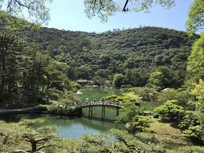 香川に行く前、地図を見ながらここは行かなくていっか～なんて思ってたぐらいの場所。時間に余裕が出来たから立ち寄ったものの、、、、！！！！！！<br />な、なんしゃこりゃぁ～！！！す、素晴らしい！！(T ^ T)ww 自然の山を庭園の風景に取り入れいるなんて！！！そんな所に行ったのは初めてだったので、物凄く感動しました！あと、趣のある舟に乗りながらの、のんびりと庭園を眺められるところ、ちゃんと、この庭園が1番綺麗に撮れる写真スポットもある所など、全体的に楽しめるポイントが高い。<br />ただ一言言わせて下さい。<br /><br />入園料高ぇーよ。www