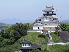 掛川城を外から眺め　美味しいメロンと　浜松餃子を食べる