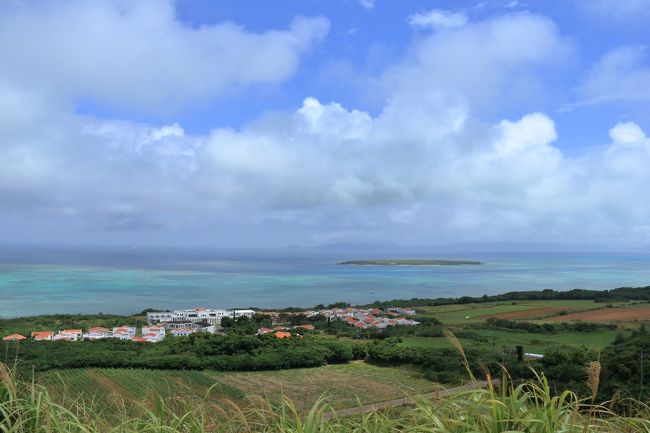 №5 6日目は、今回の旅の最終日。<br />八重山諸島周遊の残り、小浜島と竹富島を巡ります。<br /><br />安永観光の「小浜島・竹富島観光コース」を選択。<br />短時間で、主な観光地が巡れ、ホテルと港間の送迎付きです。<br />また、1日に2島だったので、結構現地はゆっくりと巡れたような気がします。<br /><br />6日目のスケジュールは、下記の通りです。<br />ホテル発9:55=(送迎バス)=離島ターミナル発10:30~小浜島港着11:00=小浜島島内観光(シュガーロード・こはぐら荘・大岳(ふふだき)・細崎海岸(くばざきかいがん))=ホテルはいむるぶし(昼食)=小浜島港発13:50~竹富島港着14:15=竹富島島内観光(グラスボート・カイジ浜「星砂の浜」・重要伝統的建造物群保存地区)=竹富島港発15:45~離島ターミナル着16:00=(送迎バス)=ホテル着16:30=石垣空港発19:55-(JTA086)→関西空港着20:10<br /><br />最終日は、少し曇りがちな天気でしたが、コバルトブルーの素晴らしい海と、島ののんびりとした風景が楽しめました。<br /><br />今回の、宮古・八重山諸島巡りの旅は、盛り沢山な内容にし、多くの島を巡りましたが、何処から見てもコバルトブルーの海が広がり、これが日本かと思える素晴らしい海岸線を堪能、また島々ののんびりとした、これぞ日本の原風景が楽しめた素晴らしい旅でした。<br />ビーチアクティビティが中心で、若者たちが中心の観光地かもしれませんが、私たちの年代でも楽しめたディスティネーションです。<br />