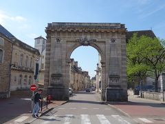 ボーヌの街歩き。きれいな市役所と北の門Porte St. Nicolasなどを見て回りました。