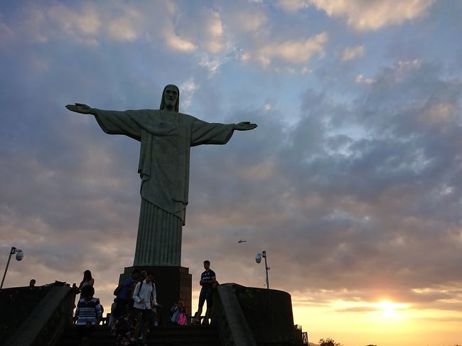 ワールドカップやオリンピックで賑わってたブラジルも少しは落ち着いたかなと思い南米周遊計画をしたけど飛行機代が高いので取り敢えず一番行きたいイグアスの滝とリオデジャネイロに行ってきます。先ずはヒューストンまで12時間のフライト、ヒューストンで7時間のトラジットの後リオデジャネイロまで10時間のフライト、リオデジャネイロで６時間のトラジットの後二時間半かけてイグアスの滝と過去最高時間のフライトになります。