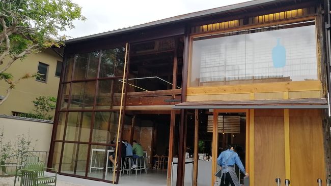 京都には有名カフェブランドのコンセプト店があります。<br />スターバックスの町家を生かした京都ニ寧坂ヤサカ茶屋店と、ブルーボトルコーヒー京都に出かけました。