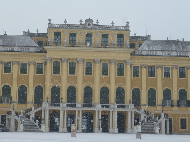 ＪＴＢの赤パンフレット添乗員付きツアー「魅力の中欧　ブダペスト・ウィーン・プラハ９ 」行程４日目からです。<br />４日目は、午前中２つの宮殿を観光。その後自由行動。夜にはコンサートという日程でした。<br />相変わらず「雪」が降っています。午前中の観光は寒かったです。<br /><br />行程１日目から２日目はこちら<br />https://4travel.jp/travelogue/11353956<br />行程３日目はこちらから<br />https://4travel.jp/travelogue/11356835
