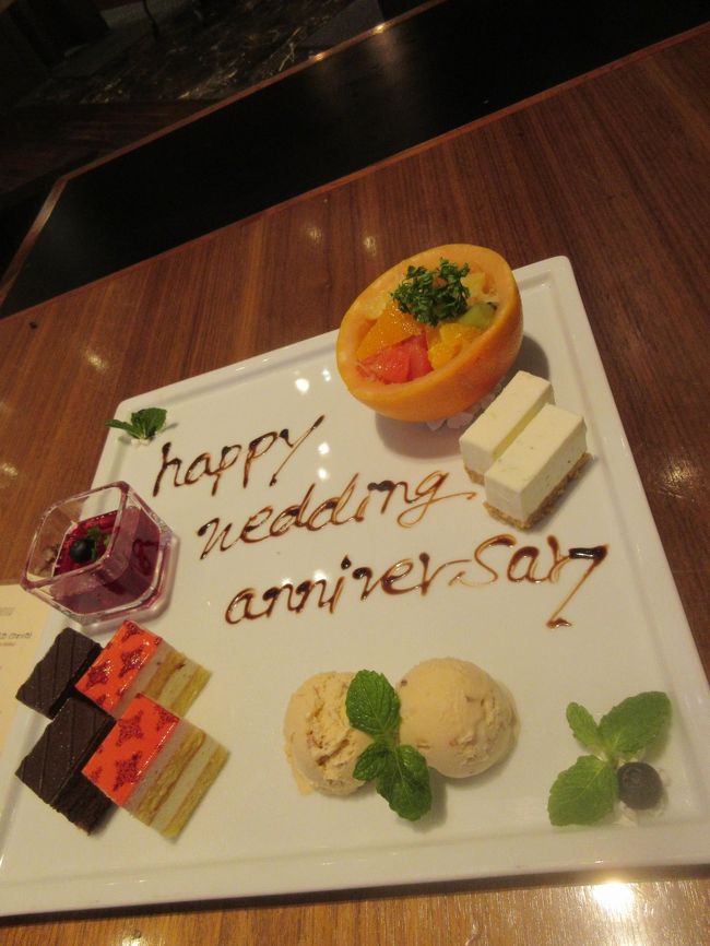 バルバッコーア梅田店にて<br /><br />常連の強みで到着5分前に予約<br /><br />食事中に親しい店員さんに結婚記念日の話をしたらサプライズ対応<br /><br />嬉しかったね~<br /><br /><br />