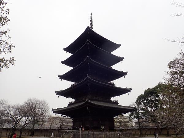 （２０１８年）の１月末から２月初めにかけて冬の京都奈良を旅してきました。<br />京都では「第５２回京の冬の旅」特別公開の寺社を中心にめぐり、奈良では定番名所の他にタクシー観光を組み合わせてフレキシブルに。<br /><br />１回目の記事では新幹線こだま号グリーン車で京都までの移動を楽しみ、特別公開中の東寺五重塔、そして東山の南禅寺水路閣を訪ねます。