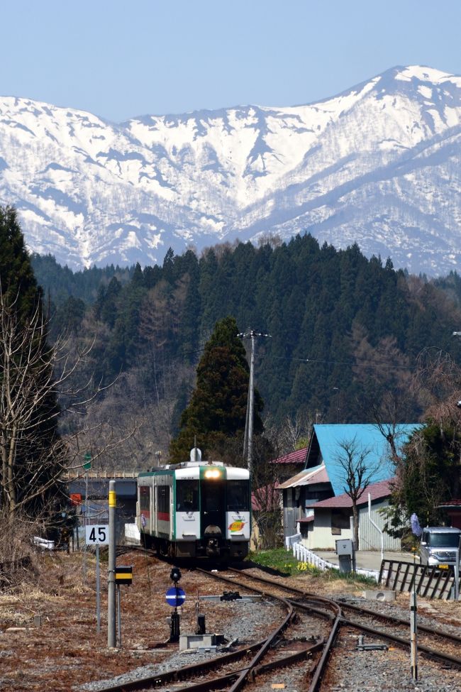 4月中旬の週末、<br />東北から新潟・信州と春の新緑と絶景を巡る、1泊2日<br />お得なきっぷ「週末パス」を使って、JR東日本地区の観光列車を乗り継ぎの旅。<br />リゾート列車からの沿線の風景だけでなく、有名撮り鉄スポットや、懐かしの車両まで・・<br />今回も鉄分多めの内容となっておりますが、春風を感じて頂けたら幸いです。<br />東北本線-陸羽東線　「快速リゾートみのり」<br />羽越本線-白新線　「快速きらきらうえつ」<br />大糸線　「快速リゾートビューふるさと」