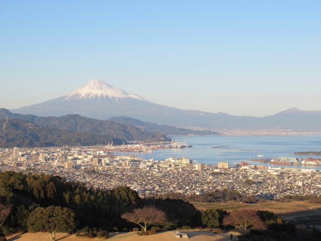 毎年富士山関連の場所へ旅行するのですが、雨で富士山が見られないことがありました、そこで、１月には比較的天候が安定しているので、リベンジのため改めて出かけてみました。<br />お陰様で初日は晴れていたので、予定を増やしてあちこち回りました。　案の定２日目は雨こそ降りませんでしたが、まったく富士山が拝めませんでした。　初日に無理して回ってみて良かったと安堵。<br /><br />