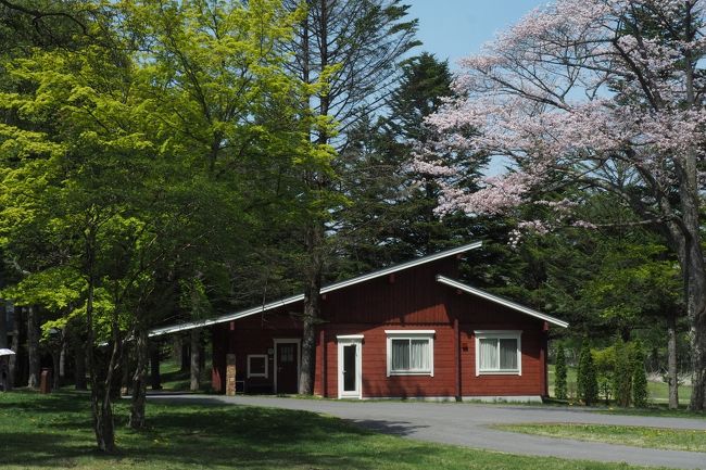 芽吹き始めた若草色の新緑と<br />遅咲きの桜がまだ元気な姿を見せてくれた<br />GWの軽井沢。<br /><br />2日目は旧軽井沢方面へ足を延ばします。<br />余った時間で少しだけアウトレットも<br />覗いたりしてから帰路につきました。<br /><br /><日程・宿泊><br />2018/04/30ー2018/05/01<br />(軽井沢プリンスホテル イースト本館)<br /><br /><表紙写真><br />ザ・プリンスヴィラ(ホテル内)