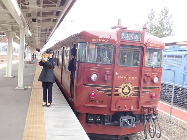 急に思い立って、長野へ旅立ちました。ＢＳの旅番組でしなの鉄道の観光列車ろくもんの食事つきコースの体験レポートを見ていたら無性に乗りたくなって。Ｗｅｂでの予約もできることがわかったので、空き状況を確認したら運よく最後の１席が空いていたので急いで予約したのが旅立ちの８日前。あとはろくもん号の到着地長野駅を起点にあれこれ旅程を考えてホテルを予約。前後の列車を予約しての旅立ちとなりました。<br /><br />観光列車ろくもんはしなの鉄道の軽井沢と長野を結ぶ列車です。食事つきコースは下りが洋食、上りが和食。<br />軽井沢から洋食コースに乗って長野へ向けて２時間半のおいしい列車旅です。