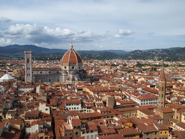 今回で2度目のお世話になるブリュッセル航空を利用して初イタリアです!<br />イタリア行きたい都市多すぎですが、全部回るには日数が足りないので<br />今回は北エリアのみ。<br />天気予報がイマイチでしたが、まずは赤レンガ屋根の街「フィレンツェ」へ。<br /><br /><br />4月27日~4月28日 日本(深夜発)→ドバイ乗り継ぎ→ベルギー:ブリュッセル空港→トゥルネー【航空会社:エミレーツ】<br />4月29日 トゥルネー散策→ブリュッセル空港近隣にて宿泊<br />4月30日 ブリュッセル→イタリア:フィレンツェ【航空会社:ブリュッセル航空】<br />5月 1日 フィレンツェ<br />5月 2日 フィレンツェ→ミラノ【鉄道】<br />5月 3日 ベネツィア<br />5月 4日 ミラノ<br />5月 5日 イタリア:ミラノ→ドバイ乗り継ぎ→日本へ<br />5月 6日 帰国