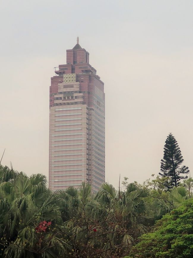 台北101は、中華民国台北市信義区にある超高層ビル。地上101階建てで、名前はこれに由来する。高さは509.2mで、地下は5階まである。7年間の工期を経て、2004年に世界一の超高層建築物として竣工した。設計は李祖原建築事務所、施工は熊谷組を中心としたJVにより行われた。総工費は約600億元。<br />（フリー百科事典『ウィキペディア（Wikipedia）』より引用）<br /><br />龍山寺のアクセスは・・<br />台北捷運（地下鉄）板南線 龍山寺駅（BL10）から徒歩３分。<br />台湾鉄路管理局縦貫線 万華駅（萬華車站）から徒歩７分。<br />