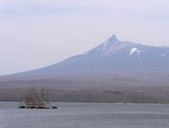 2018.4函館に桜を見に行く5-シベリア火災で晴れていてもかすんでいる大沼公園，島巡りの路を歩く