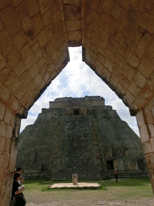 　4月28日(土) 出国<br />　　【世界遺産①】メキシコシティ歴史地区（ソカロ広場、国立宮殿、カテドラル）<br />　　【世界遺産②】サントドミンゴ広場<br />　4月29日(日) 【世界遺産③】テンブレケ水道橋<br />　　【世界遺産④】テオティワカン遺跡　　　～カンクンへ<br />　4月30日(月) アガベ畑、【世界遺産⑤】チチェンイツァ遺跡<br />　　セノーテイキル、イサマル　　～メリダへ<br />★5月 1日(火) 【世界遺産⑥】ウシュマル遺跡・カバー遺跡<br />　　サンタエレナ村　　　～メキシコシティへ<br />　5月 2日(水) 【世界遺産⑦】メキシコ国立自治大学<br />　　【世界遺産⑧】プエブラ（カテドラル、サントドミンゴ教会）<br />　　【世界遺産⑨】サンミゲル修道院<br />　5月3日(木),4日(金)　帰国