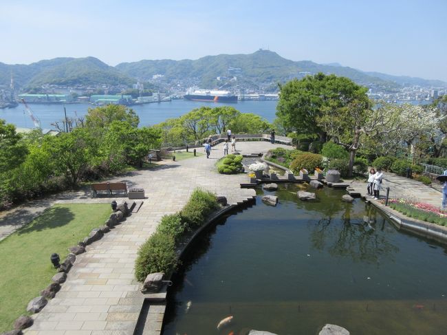 長崎2日目は、長崎駅発着の定期観光バスに乗りました。<br />下調べが苦手なので、歴史的な背景や最新の情報まで、幅広く教えて貰えるバスガイドさんが大好きです。旅行先の都市に、そんなバスが有れば、まずは利用してみます。<br /> <br /> 長崎駅 10:00出発 ~長崎原爆資料館(45分)~平和公園(20分)~浦上天主堂(車窓)~長崎歴史文化博物館(40分)~諏訪神社(車窓)~めがね橋(25分)~出島(車窓)~オランダ坂(車窓)~孔子廟25分)~大浦天主堂(20分)~グラバー園(60分)~長崎駅帰着14:55<br /><br />昼食は参加者各自が持参して、移動中のバスの中で食べるというコースでした。<br /><br /> 費用は大人一人 4540円。(施設入館料 2690円を含みます)<br /><br />4月20日(金) 羽田空港~長崎空港~長崎市内観光<br /> 4月21日(土) 長崎市内観光<br /> 4月22日(日) レンタカーで佐賀県佐賀バルーンミュウジアムと島原城<br /> 4月23日(月) 長崎空港~羽田空港
