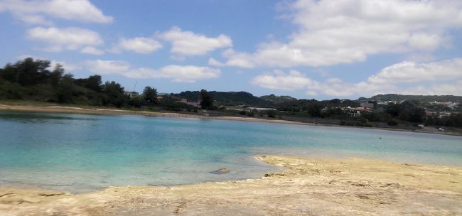 GWを少しずらして、お得に沖縄へ行ってきました。<br /><br />4月25日(水)<br />この日は春の嵐。雨も風も強く。東京は土砂降り。<br />びしゃびしゃになりながら、羽田に向かう。<br />羽田空港につい見ると、風が強い為、飛行機が降りられず<br />30分ほど遅延しているもよう。<br /><br /><br />4月26日<br />奥武島でAOWの講習。<br />昨日の雨と風で海が荒れてしまったので、またしても、奥武島。<br /><br />まあ、ダイビング半年ぶりだからリフレッシュにはいいかな。<br /><br />午後からはずーと行って見たかったやちむん通りへ<br />備忘録程度の旅行記です。<br /><br />JALダイナミックパッケージを利用<br />2018年4月25日(水)~2018年4月29日(日) 4泊5日<br /><br />4月25日(水) JAL915便 羽田 12時25分発 →那覇 15時5分着<br />4月29日(日) JAL906便 那覇 12時35分発 →羽田 14時55分着<br /><br />ホテルブライオン那覇 4泊<br /><br />【100円オプション】 <br />※おきなわCAFEクーポン 100円<br />※JALうたバス首里南部めぐり号 100円<br />※おきなわワールド入場券+プチスイーツ 100円<br /><br />JALダイナミックパッケージのタイムセールは本当に安い。<br />これすべて 合計 36,100円 <br /><br />JALダイナミックパッケージは毎日最安値の便が変わるので<br />こまめにチェックする事をお勧めします。<br /><br />リフィーダイビング https://www.rifiediving.com/<br />PADI アドバンスド講習 2日 5本 33,800円<br />恩納村ボート代 7,000円<br />追加ダイブ 5,000円<br /><br /><br /><br /><br />