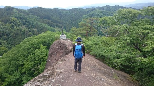 マイカー登山のコミュニュティ作りました。<br />情報交換したいです<br />よろしくお願いします<br /><br />今回の山は、札所のお寺の奥の院をめぐってグルっと一周するコース<br />山慣れしている人は、小鹿野アルプスという釡ノ沢五峰と一緒に回って一日楽しむようだけれど、亀足chaiなので、今回は、般若山のみ。<br />とても、見どころ多く、樹々の香りが楽しめ、楽しかったです。<br />一周しなくとも、上まで行かなくても、蜂の巣状の奇岩、地質？は、必見です！！<br /><br />chai的には、お寺の奥の院でもあるので、整備はされているおり、道に迷うことはありませんでしたが、岩場、鎖場、絶壁？・獣道のような所もあり、途中、遭難したっと、焦ってた人にも遭遇したので、気を引き締めていく山。<br />高所恐怖症の人には厳しいかも・・・。<br />chaiも、こちらに来て、人より高所恐怖症気味なんだと気が付きました。<br />ついでに閉所恐怖症気味なんだな・・。<br />で、話は戻りまして。<br />般若山は、情報検索するも、道に迷った・・危険・・という言葉がよく出てきました。<br />行かれるときは、下調べをしっかりしておくとよいと思います<br /><br />住職曰く、２時間半コースとの事ですが、亀足chaiは、半日コースの３時間半かかりました。<br />距離的には３ｋｍ弱、４ｋｍ弱だったかな？<br /><br />スタート地点に公衆トイレあり<br />駐車場無料・・拝観料？というのか？花浄土３００円支払う<br />杖、アイゼン禁止<br />長袖、長ズボン、手袋、帽子があって助かった