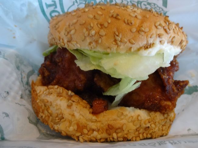 3日目は ホテルから歩いて赤レンガ倉庫へ<br />ラッキーピエロのハンバーガーとハセガワの焼き鳥弁当が食べたかった。<br />ラッキーピエロは 4店見たが 何処も並んでいた。<br />赤レンガ倉庫のお店は広いけど 場所的にも混む<br />長蛇の列で1時間待ってやっと買えた!<br />鳥のから揚げが いっぱい入っていて凄いボリュームで 人気の理由が分かる。<br />安いし。<br />ポテトもデミグラスソースとチーズがかかり 美味しかった。<br />函館に行ったら また食べたい。<br />焼き鳥弁当も すぐ食べたら美味しいだろう<br /><br />4日目は市電で元町へ<br />歩きすぎというか 体重増加のせいか 足がいたくなったので市電を使う<br />毎日10時から 3時過ぎまで観光<br />家にいるよりは 歩いている