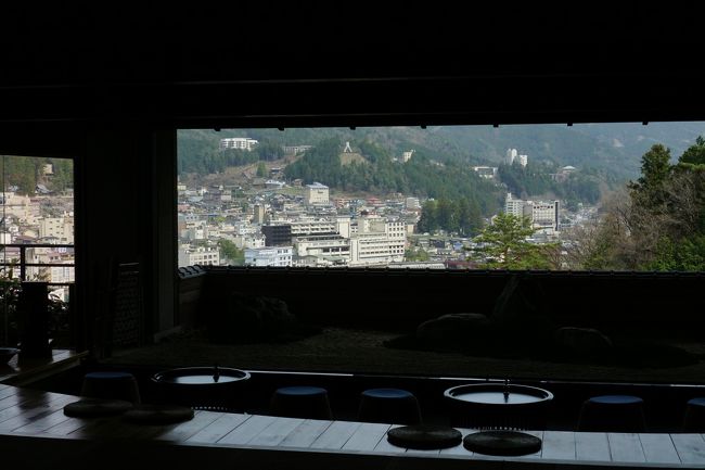 4月は、家内の誕生日と結婚記念日。<br />たまには、温泉でゆっくりとのリクエストあり。<br />名古屋から1時間半で行ける下呂温泉に行ってきました。<br /><br />【今宵 天空に遊ぶ しょうげつ 部屋番号2701】<br />http://www.shougetsu.jp/index.html<br /><br />【下呂温泉 合掌村】<br />http://www.gero-gassho.jp/<br /><br />