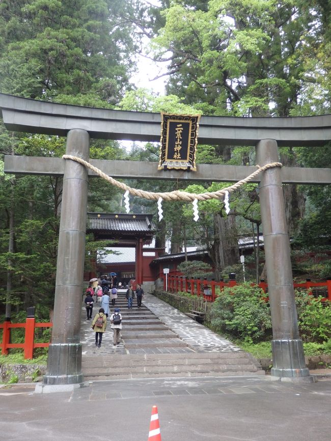 日光１泊２日の２日目は、二荒山神社（ふたらさんじんじゃ）へお参りします。<br /><br />二荒山神社にはだいたい２月の寒い頃に来ることが多いのですが、今年は予定していた時期にインフルエンザに罹患してしまい５月までずれ込みました。<br /><br />２日目の廻り順など<br /><br />１）朝、東照宮周辺のお散歩<br />２）宿の朝ごはん<br />３）二荒山神社でお祓い<br />４）二荒山神社「神苑（しんえん）」をひと回り<br /><br />このあと、三代将軍徳川家光の霊廟「大猷院ーたいゆういん」に向かいますが別旅行記になっています。