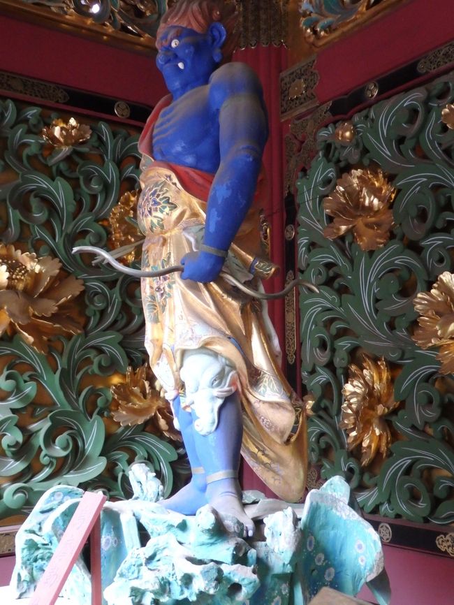 徳川三代将軍、家光の霊廟である『大猷院』たいゆういん。<br /><br />ここは比較的いつも空いていて、でも東照宮にもあるような「シン」とした空気が漂っていて好きな場所です。相当久しぶりで前回がいつだったか思い出せませんが、今回もやっぱりいいなぁと思うところでした。<br /><br />東照宮が白なら、大猷院は黒。<br />どちらもジャパニーズバロックでありながら全く趣きを異にしている。とはいえ、徳川家の威光を十分感じられる空間となっておりました。<br /><br /><br />訂正<br />大猷院も世界遺産だったのを当初知らず。二社一寺に認定された輪王寺の一部が大猷院です。