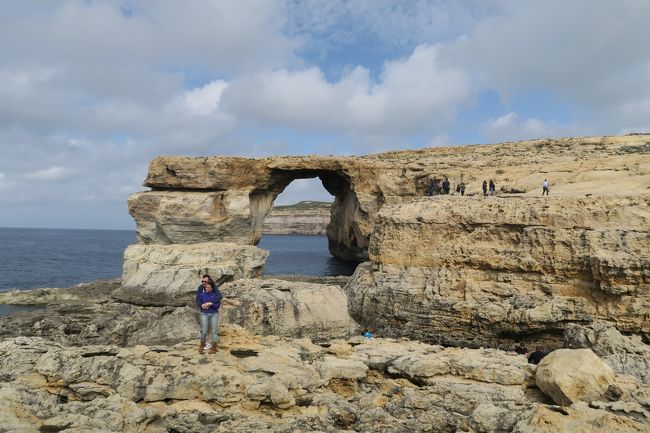 今年初の海外旅行はマルタ島<br />某格安旅行会社のツアーで旅仲間6人で出かけました。<br />２/16　夜に成田空港集合　EK319便にて出発<br />ドバイ国際空港着<br />乗り継ぎEK109便→キプロス経由で2/17マルタ国際空港着<br />長い道のりでした。根性ない私はCクラス利用だったので疲れはどれほどでもなかったです。<br /><br />マルタ島観光し<br />翌日2/18はゴゾ島観光<br />2/19　フリータイム<br />皆でワゴン車チャーターし、市内観光<br />2/20　午後便でドバイに向かい<br />2/21　成田着<br /><br />機中泊が2泊、現地ホテルに3泊という弾丸の短い旅行でしたが<br />とても楽しかったです。<br /><br />