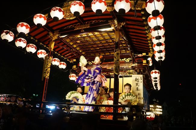 大垣まつりは、大垣八幡神社の例祭。5月15日に近い土日に行われる春祭り。平成28年には「山・鉾・屋台行事」の一つとしてユネスコ無形文化遺産に登録され、日本を代表するお祭りとして国際的にも認知されることとなりました。<br />始まりは、正保5年（1648年）。時の大垣藩主、戸田氏鉄が城下の八幡神社を再建した際、城下十八郷が神輿三社を寄進。合わせて、大垣十ヶ町（本町、中町、新町、魚屋町、竹島町、俵町、船町、伝馬町、岐阜町、宮町）が10両の山車を造って曳き出したというもの。<br />その後、三代藩主、戸田氏西が、神楽ヤマ、大黒ヤマ、恵比須ヤマの三輌を下賜し、現在の13輌となりました。<br /><br />さて、お祭りは。。まずは、山車13輌が八幡神社前に次々集まってきて、カラクリ人形あり、女の子の舞踊ありの多彩な奉芸を順番に行います。その後は、それぞれ旧大垣市内を練り歩く。水門川が巡る穏やかな市街は駅前商店街を始め祭り一色に染まります。<br /><br />一方で、もう一つの見どころは夜宮。同じ奉芸でも提灯に照らされた情緒あふれる雰囲気に加えて、山車をくるくる回転させる激しい動きに桜吹雪が舞う演出など魅せる工夫が随所にありました。参加全部のヤマを一通り見ましたが、これは変化があって見飽きない。昼間の静かな動きからしてもまさに一変する面白さが感じられると思います。　<br />ほか、露店の多さも日本一。これもやっぱり特筆かと思います。