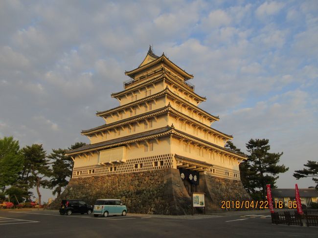 佐賀のバルーンミュージアムを出たのが15:30少し前。<br />午前中に寄った川登サービスエリア、今度は下り線で遅いお昼になりました。<br /><br /> お腹も満たされたし、長崎に帰るにはまだ早いので、島原城に寄ってみることに。<br /><br />川登SAから、距離約90キロと出ましたが、諫早まで高速で行くので、何とかなりそうかと。<br /><br /> ところが一般道は、日曜日の夕方だったためかノロノロ運転で、随分と時間がかかってしまいました。<br /><br /> でも、そのおかげで、雲仙岳が間近にハッキリ見えてトクした気分になりました。<br /><br />