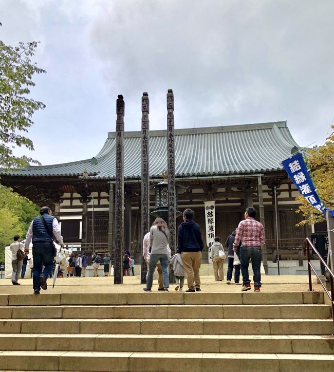 和歌山県の高野山の金剛峰寺では結縁灌頂（けちえんかんじょう）という仏教の儀式が行われています。この儀式は真言密教の重要な儀式の一つです。<br /><br />床に敷かれた曼荼羅図の上に花（樒（しきみ））を投げさせ花の落ちた所の仏と縁を結ぶ（結縁）します、その後聖水を頭頂にかけ（灌頂）し儀式は終了します。<br /><br />1997年の5月に春季胎蔵界結縁灌頂に行きました。<br />同じく、10月には秋季金剛界結縁灌頂に行ってきました。<br />1998年の胎蔵界結縁灌頂にも行ってきました。<br /><br />結縁灌頂の日は雨が多いようです。この日も雨でした。<br />ーーーーーーーーーーーーーーーー<br />結縁灌頂とは、弘法大師空海（774年香川県善通寺生れ～835年和歌山県高野山にて没）が完成させた真言密教の最も重要な儀式の一つです。<br /><br />真言密教の教義は非常に難解です。<br />空海は留学先の中国の西安で真言密教の全てを恵果和尚（746～806）から伝授されます。恵果は真言密教の真髄は言葉では表現し切れないとし画像で表現しました。この画像が「曼荼羅（まんだら））です。<br />この曼荼羅には胎蔵界曼荼羅と金剛界曼荼羅の二つがあります。中心部に大日如来を配置し、諸仏が周りに配置されています。<br /><br />大日如来を中心に配置したこの曼荼羅図を敷き、そこの櫁（しきび）を投花し落ちた所の仏と縁を結ぶ儀式が結縁です。在家では最高の儀式です。<br /><br />毎年5月には春季胎蔵界結縁灌頂が、10月には秋季金剛界結縁灌頂が行われています。<br /><br />1997年5月の春季胎蔵界結縁灌頂に初めて参加し、10月の秋季金剛界結縁灌頂にも参加することができました。<br />1998年も春季胎蔵界結縁灌頂にも参加させて頂きました。<br /><br />入壇料が昨年の3000円から、事前申し込みで5000円、当日申し込みが7000円に改定されています。事前申し込みをしてください。<br /><br /><br />