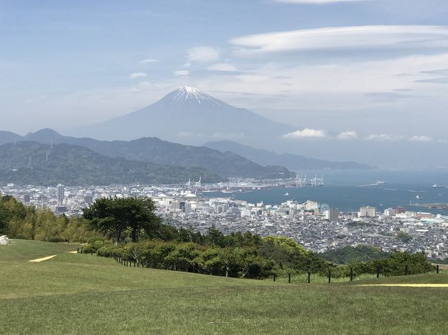 2018年のゴールデンウィーク最終日。<br />2日前に行った日光東照宮は、人が多すぎてストレスが溜まりました。<br />そこで、久能山東照宮を訪ねてみました。<br />こちらは人が少なくゆったりしており、日本平から雄大な景色が眺められました。<br /><br />■ルート<br />05月06日 東京ー静岡ー熱海ー赤羽<br /><br />■電車・バス<br />東京07:03→静岡08:03(ひかり461号）<br />静岡駅南口08:29→久能山下09:01（静鉄バス）<br />日本平ホテル13:30→東静岡駅14:00（シャトルバス）<br />静岡14:20→熱海14:58(こだま654）<br />熱海15:27→赤羽17:34<br /><br />■費用<br />JR料金 約3,000円（普通・グリーン券）<br />東京→静岡5,630円（指定券・乗車券）<br />静岡→熱海3,040円（指定券・乗車券）