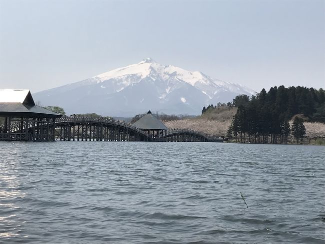 4/29<br />弘前公園を後にして、岩木山の桜ロードに行ってみました。<br />が、やはり山麓とはいえ寒いらしくあまり咲いていなかったので、鶴田町の鶴の舞橋に行ってみました。<br />青森のガイドブックやJRの青森パンフレットにも載っていたのでちょっと気になっていたので…。<br /><br />橋と桜と岩木山、ばっちりきれいに見えました！<br /><br /><br />2018年GW旅の概要<br />4/27　終業後、17:44 東京発　「こまち65号」で秋田へ。到着後、駅前の「秋田きりたんぽ屋」で遅い夕食<br />4/28　角館武家屋敷通り・桧木内川堤の桜を鑑賞後、八郎潟へ。大潟富士・菜の花ロード・入道崎にてランチ。なまはけ館にてなまはげ見学、再び菜の花ロードを通って大館市の桂城公園の桜をちょっと見て、弘前城へ。<br />4/29　朝5時起床。７時には弘前公園へ。弘前城の花筏・岩木山の桜ロード・鶴田町の『鶴の舞橋』へ。スーパーで食べ物を仕入れて、芦野公園でお花見。高山稲荷神社の千本鳥居を見学。<br />4/30　朝8:00の青函フェリーで一路函館へ。五稜郭の桜・函館山の夜景<br />5/1　函館朝市で海鮮丼をいただいたあと、レンタカーで一路松前へ。松前城の桜・松前藩屋敷を見学。国道228号を北上して、道の駅 上ノ国もんじゅでランチ。海陽丸を見学して函館へ。18:00の青函フェリーにて青森へ<br />5/2　青森にて私用<br />5/3　再びの函館。8:00の青函フェリーにて函館へ。レンタカーで一路・洞爺湖へ。途中八雲SA近くの「ハーべスター八雲」にてピザとチキンでランチ。<br />お天気もイマイチなので、洞爺湖温泉にチェックイン。温泉街を散策<br />夜は洞爺湖温泉の花火をお部屋から鑑賞<br />5/4　洞爺湖周辺散策（サイロ展望台・金比羅有料展望台・西山火口散策路・とうやこ幼稚園跡）、ハイドゥンのハンバーガーでランチ（出来上がるまで60分かかるというので洞爺湖を1周ドライブ！）、昭和新山・有珠山ロープウェイ、オロフレ峠経由で登別温泉へ<br />5/5　登別地獄谷見学、地球岬、道の駅みたら室蘭から白鳥橋→有珠山SAでランチ→きじひき高原から函館市街一望→函館市内でレンタカー返却。函館赤レンガ倉庫街→函館ビアホールで夕食。<br />函館港20:30発の青函フェリーで青森へ<br />5/6　 16:38 新青森発　「はやぶさ32号」で帰宅<br />