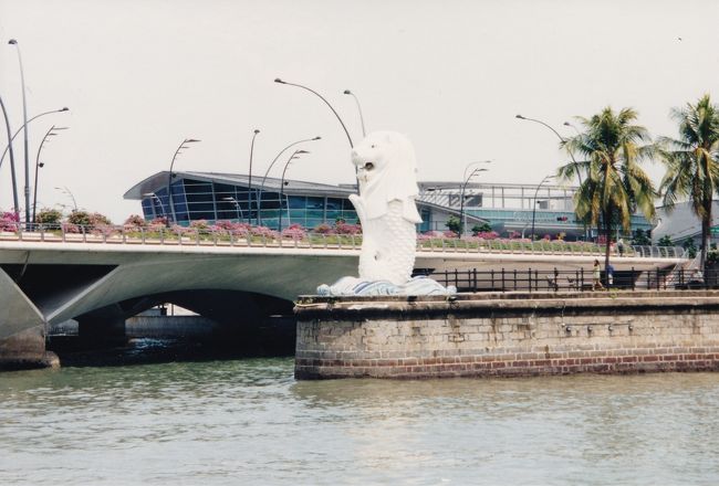 デジカメを持っていなかった頃のシンガポール旅行。<br />写真をパソコンに取り込んだついでに旅行記も書いてみました。<br /><br />セントーサ島で2泊、オーチャードで2泊。<br />深夜便で帰国したので4泊6日のツアーでした。<br /><br /><br />現在と全く違うシンガポールです。<br />