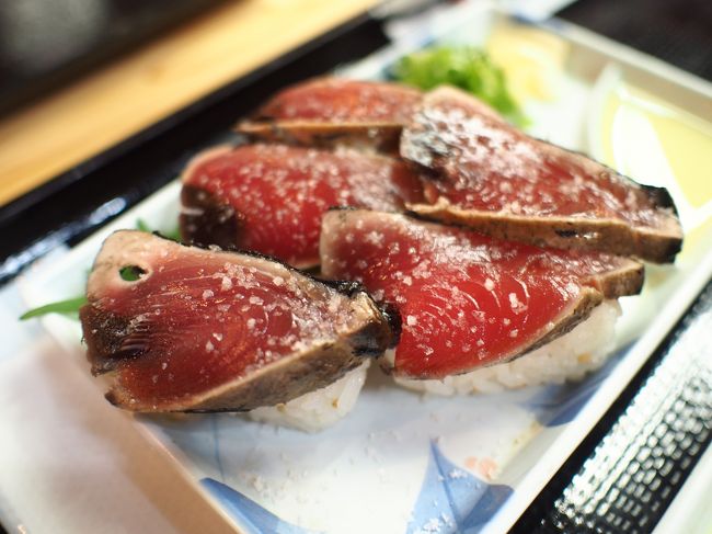 年に一度の母との旅行。<br /><br />今回は4泊5日で愛媛(1泊)→ 高知(1泊)→ 小豆島(2泊)を巡ることにしました。<br /><br />旅初日は愛媛の道後温泉で1泊し、翌日高速バスで高知へ移動。<br /><br />高知では四万十川や足摺岬、室戸岬など色々見たい所もあったのですが、いかんせん足の無い私たちには移動が厳しく、高知市内の観光と高知市からほど近い いの町で清流・仁淀川近くに宿泊。<br />仁淀ブルーという言葉に惹かれて行ってみました。<br /><br />いの町では高知ならではの原風景・沈下橋も見てきましたよ!<br /><br />本編は旅2日目・高知県いの町の巻でございます。<br /><br /><高知 → 香川・高速バス><br />黒潮エクスプレス 3400円<br />高知駅バスターミナル 15:40 → 高松駅高速バスターミナル 17:50<br /><br /><宿泊><br />土佐和紙工芸村QRAUD 夕・朝食付1人1泊・税込11000円(楽天トラベルより予約)
