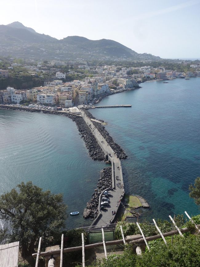 今回は私にとって26回目のイタリア旅行です。仕事の都合でなるべく火曜日は休みたくないので、最短の4泊6日(水曜日から月曜日まで)でナポリ、イスキア島に行きました。6月に予定している本格的なツアーを開催する準備を兼ねています。車イスの人も2人いるし、動線を確認する意味もあります。一人旅の時しか使えないマイレージを使用。無料ですが、サーチャージ代2万9千円程度は払いました。今回は有効期限がないのでゆっくり貯めていたスカイチームのを使いました。大韓航空ソウル経由ローマ直行便です。時間的には福岡からは最短です。たぶん。<br /><br /><br />【4月11日(水)】<br />福岡10時35分発と東京経由と違いゆっくりで1時間半でソウルに着き、14時15分発で19時半(日本時間翌日午前2時半)にはローマに着きました。つまり、福岡から16時間です。東京経由だと20時間くらいかかります。<br /><br />久しぶりの大韓航空ですが、以前はあまり気にならなかった機内に入ったとたんのニンニクの臭いが不快でした。常食ビビンバ以外の洋食(?)を頼みましたが、こんなに不味かったかなというのが正直な感想です。いつものように映画4本くらい見ているうちにローマ・フィウミチーノ空港へ午後7時半頃到着しました。<br /><br />しかし、イタリアらしく、入国審査に1時間以上かかり、いつものレオナルドダヴィンチ号で30分くらいのローマ・テルミニ駅へ移動し、それからfrecciarossa号(日本で言えば新幹線)でナポリまで1時間10分程度で到着します。到着したのはもう午後11時過ぎで、駅近くの予約したB&Bへ行くと、恐れていた通り入り口が閉まっています。ベルを押しても返事がありません。少し心配はしていましたが、やはり遅くなるので電話しとくべきでした。幸い、電話番号を控えていたので携帯電話から連絡するとすぐに出てくれ、今から行くから20分待ってくれと言われました。今はやりの民泊に近い感じです。翌日も宿泊延長すると伝えると、現金でもう40ユーロとこの日の時間遅延料金10ユーロと税金2ユーロを要求されました。明後日のチェックアウト時は勝手に鍵を置いて出て行ってくれとのことです。どうせ、パンとコーヒーだけですが、近くのバルの朝食券2枚くれました。要するに、駅前の安ホテルだとこんなものです。一人の時は寝るだけで気になりません。<br /><br /><br />【4月12日(木)】<br />今回の旅は下見以外にももう一つ大きな目的があります。せっかくイタリアが好きで20回以上も、しかも最近は年に2~3回は来ているので、少しはおしゃれをしようと思い切って完全オーダーメイドでスーツを作りに来ました。イタリア在住日本人妻の知人に聞いて、ナポリでも一番の老舗仕立屋(sartoria)M.Cilento dal 1780 Napoli を選びました。何と、何度も行っているサンタルチア海岸の近くです。<br /><br />外観は目立たない店舗です。中に入ると、期待通り英語が通じます。まず値段ですが、覚悟していた通り上着1着とズボン2本で3,550ユーロ(47万円程度)します。内訳は材料代と技術料が半々のようです。それはいいのですが、よくある問題点(海外からも結構来るらしい)らしく、今日採寸しても最低あと4回は微調整などに来ないといけないそうです。少し迷いましたが、ローマから近いし、ナポリなら4回来てもいいかと判断、決心しました。JAL(ワンワールド)やANA(スターアライアンス)のマイレージも大分貯まっているので、何回かはほぼ無料近く(サーチャージ代のみ)で来れます。<br /><br />少し太めの2人目の店員が一族の跡取り息子さんらしく何と8代目か9代目らしいです。何せ店の名前にもあるように1780年創立らしいですから。寸法を測ってもらい、生地はあまり迷わず少し明るい紺色(無地)に決めました。約半額だけを前金で払いました。<br /><br />一人で気楽なので、歩いて地下鉄の駅近くのフニコラーレ(ケーブルカー)に乗り、ナポリの景色を楽しめるサンテルモ城へ行きました。途中にカメオの専門店があり、6月に女性を6~7人連れて来るかもと言ったら、3割引きにしてくれると言います。「フニクリフニクラ」の歌が有名ですが、ナポリのフニコラーレからきています。いつもは、城の下のバス停から眺めを楽しんでいたのですが、入場料を払ってでもサンテルモ城の中からの眺めの方がよりいいのを確認したかったのです。何故か3~4回来ているのですが、バス停からの景色で満足していました。でも、やはり城の要塞からの方が、真ん中にヴェスヴィオ火山とナポリ湾が見れ、景色としても最高です。入場料(6ユーロ程度)を払う価値は十分あります。「ナポリを見て死ね!」と言われるくらいですから。<br /><br />すぐ下にある修道院だった国立サン・マルティーノ美術館からの眺めもいいと聞いているので確認しに、同じく6ユーロ程度払って入りました。庭園やテラスからの眺めはやはりサンテルモ城よりやや下で、景色もそれ以上ではありません。むしろ修道院の天井のヴォールトはフレスコ画が立派だし、中庭も立派ですが、時間的にもどちらかだけにするつもりで、やはりサンテルモ城に軍配を上げました。<br /><br />再びフニコラーレ駅に戻りスパッカナポリ(下町)方面へ戻り、歩いて本日のピッツェリア(La Figlia del Presidente)へ行きました。NHKテレビのイタリア語講座で見た「大統領の娘」という名前の店に来ました。Da Michelle が一番好きなのですが、一人の時に他のピッツェリアも試します。ここは何種類も具材を選べますが、テレビで見た通り「ヴェスヴィオ」ピッツァを注文しました。地元のミニトマト(テレビと違って、黄色はなく普通の赤色のみ)、水牛のモッツアレラチーズ、ペコリーノチーズ、バジリコ入りです。マルゲリータとあまり変わりません。ダ・ミケーレよりはやや高い6.5ユーロです。コーラとで10ユーロと安いですが、ダ・ミケーレだと7ユーロ程度です。美味しくて安いのがナポリピッツァの特徴で、私にとっては安くて美味しい本場の讃岐うどんと同格です。味はやはりダ・ミケーレに軍配を上げます!<br /><br />次に、サン・ドメニコ・マッジョーレ教会へ行きました。例の如く立派な教会ですが、最近イタリアの教会はどこも内装、外観ともに立派で感激は減ってきました。次に行った近くのサンセヴェーロ礼拝堂は見ごたえがあります。「ヴェールに包まれたキリスト」像は横たわったキリストで、大理石の彫刻なのに肌の下に浮き出た血管がリアルです。残念ながら、珍しく写真撮影禁止です。行列が進まず、地下に降りると血管を強調した解剖器具があります。医者の私としては、微妙な感覚です。<br /><br />少し歩いたところにあるサンタ・キアーラ教会は見ごたえがありました。6月に是非みなさんに案内したい教会です。付属した田園式の庭園が素晴らしい! マヨルカ焼きの回廊があり、私の好きな糸杉も植えられ、回廊のフレスコ画も壮観です。建物の中のプレゼビオ(馬小屋でのキリストの降誕の場面のディオラマ)も豪華です。<br /><br />駅近くのホテルに戻り、近くの評判のトラットリアに行きましたが満席で、すぐ隣のすいているトラットリアに入ったら、やっぱりイマイチでした。<br /><br /><br />【4月13日(金)】<br />今朝は少し鼻水があります。要注意。です。タクシーで8時40分のイスキア島ポルト(東端)へ行く船に乗るために、いつものべヴェレッロ港へ行きましたが、どうもインターネットの時刻表はあてにならず、聞くとその船は1kmくらい先の港かららしいです。諦めて調べなおすと、11時頃までポルトへ行く船がありません。でも、よくよく調べると西側のフォーリオ行きと思っていた9時40分の船はポルト経由のフォーリオ行きでした。<br /><br />いつものように、1時間くらいでイスキア島へ着きます。以前から因縁のあるマニュアル車の小型車のみのレンタカーを借りに行きます。2回トラブった奥のレンタカー会社でなく、手前にしてみました。珍しく、クレジットカードはむしろダメで、現金のみだそうです。その代わり、保険料込みで40ユーロと安いです。不安な気持ちで準備した車を見ると、前回と同じでかなりボロ車でたぶん日本の車検は通らないレベルです。左ハンドルですが、左側のサイドミラーはグラグラで固定できません。ヒビも入っています。つまり、役に立ちません。右側は何とか見えます。ギアは相変わらず入りにくいし、一番左の上(バック)とその左側の上(ロー)との区別が分かりにくいのです。<br /><br />しかも、イタリアにしては珍しいガソリン車で、しかも満タン返しどころか、反対で最初からほとんど空っぽで、早目にガソリンを入れろと言われます。その代わり、返す時は満タンでなく適当でいいそうです。1年前は、ギアが思うように入らず危険で同行者が不安を覚えたので、すぐに返却しタクシーで島を回りました。もちろん、貸し出し用のGPS(カーナビ)もありませんが、これは自分のを持参しているので問題なしです。<br /><br />今回は何とか運転しました。4年前に宿泊してよかったポルト近くのホテル Le Querce にチェックイン、荷物を置いて、確認しておきたいトロピカル温泉へ行きました。昼食としてカミッチョーラ地区のレストランで休憩を兼ねて食事しました。思ったより、島全体が小さいことを改めて発見しました。<br /><br />しばらく西へ行き、フォーリオから南下して南海岸であるサンタンジェロ湾を望むトロピカル温泉へ着きました。駐車場へ入れようとして係の人に聞くと、トロピカル温泉への入り口は左の道だけど、まだオープンしていないと言います。そうか忘れていました。4月下旬くらいしかオープンしないのでした。6月のツアーの時は間違いなく開いているのですが。<br /><br />仕方がないので引き返しましたが、途中でどうも少し右サイドミラーがバスに接触したようで、自動的に折りたたんだ状態になりました。どうせ、サイドミラーは最初からあてにしていません。見るのはバックミラーのみです。6月のツアーでは車イスの人が2人いるので、動線に問題ないか確認するために、アラゴン城に立ち寄りました。以前来たことはあるのですが、そんなことはチェックしていません。建物(城)自体がかなり高いところにあるので、エレベーターがあるので上がるのは問題ありません。ただ、城の内部を歩くところは石段がかなりあります。少し手伝って強引に行けば何とかなるかなという印象でした。<br /><br />5時過ぎにはホテルへ戻り、ホテルの室外温泉プールで少しのんびりし、日ざしが弱くなると室内の歩行浴温泉やジャクジーのある温泉へ入りました。このホテルは遠くヴェスヴィオ火山(つまり、ナポリ)も見え、眺めは最高です。<br /><br />夕食は大失敗で、Sapori Antichi という名前に騙されて、プーリア州の Antichi Sapori のようなレストランと思い探したのですが、途中で気が付きましたが、むしろ新鮮なモッツアレラチーズなどの売店でした。仕方がないので、近くのちょっとしたレストランへ行きました。珍しく18ユーロの定食を注文しましたが、全体的にイマイチでした。前菜の小魚マリネ1匹、ブルスケッタ、パスタはリンギーニに似たパスタですが、南イタリアにしては珍しく少しバターが混ざっていて好みではありません。イワシのフリットも飽きるくらいでイマイチでした。隣の若い男性のパスタが巨大でビックリしました。さすがに全部食べていましたが、パスタだけのようでした。珍しい。<br /><br /><br />【4月14日(土)】<br />今朝も少し咳と痰が出ます。やばい、やばい。ゆっくりと朝食をとりましたが、それほどは美味しくないけど、水に入っている小さいモッツアレラチーズもあり、ハムと一緒に食べました。<br /><br />レンタカーを返すわけですが、右側のサイドミラーは折りたたまれた状態で、そーっと起こしてみると無事でした。ガラスは当然の如くかなりヒビが入っていますが、借りた時から左側はそんなものです。知らない顔をして返却しました。もちろん、事故などないと自己申告して。この程度がイタリア流です。<br /><br />調べていた船は10時のはずでだいぶ時間的に余裕があると思っていたのですが、何故か9時35分の便があり、ギリギリ間に合うのであわてて乗船しました。来る時の船では気が付きませんでしたが、この船にははっきり車イスなどのスペースがあり、乗船できることが確認できます。<br /><br />今日は時間に余裕があるので、今までのタクシーと違い近くにメトロ(地下鉄)の駅があるはずと探しました。歩くと少しは距離がありますが、いつも港から目の前に見えているヌオーヴォ城の裏の方に、Municipio駅があり、そこからナポリ中央駅の地下にある Garibaldi 駅まで行き、予約しているホテル・ガリバルディへ行き、チェックインには早すぎるので荷物だけ預けました。<br /><br />身軽になり、駅近くのトラットリア(レストラン)へ行きました。昨晩満席で入れなかったお店です。12時15分の開店とともに入店しました。今回は一人だし、少し風邪気味で我ながら軽い食事が多いです。ここでの昼食も、野菜サラダとメカジキのグリルのみにしました。さすがに昨夜よりは美味しかったです。食べ終わるとちょうど1時を過ぎたので、ホテルでチェックインを済ませました。さすがに、2日前のB&Bよりは少しマシな部屋です。<br /><br />歩いてドゥオモに行くことにしました。少し方向を間違えたようですが、意外と駅から近いようです。でも、先に世界遺産マークの付いたピオ・モンテ・デッラ・ミゼリコルディア教会に入りました。カラヴァッジョの絵「慈悲の七つの行い」が有名なようです。しかも、隣の建物である美術館2階(旧会議室)からもこの絵が見下ろせるユニークな作りなのです。<br /><br />次にすぐそばのドゥオモに入りました。そう言えば、以前にこの入り口の前で休憩しましたが、何故か中には入りませんでした。内観は初めてですが、右側の礼拝堂は豪華ですが、正直立派な豪華な教会には少し飽きてきました。外観もミラノのドゥオモに比べると貧弱な気もします。<br /><br />円柱の上、高台にあるサン・パオロ・マッジョーレ教会は外観は立派ですが、残念ながら中に入れませんでした。<br /><br />方や、目の前にあるサン・ロレンツォ・マッジョーレ教会は修理中で外観は見えません。でも、地下には立派なギリシア・ローマ時代の遺跡があります。遺跡はローマだけではありません。この辺りはスパッカ・ナポリと呼ばれる下町でナポリの中心です。「スパッカ」とは真っ二つに割るという意味ですが、実際に細い路地が南北に続き、ナポリ湾に向かっています。<br /><br />歩いていると歌声が聞こえてきます。よく見ると、狭い路地のバルコニー3階あたりで歌っている男性がいます。もちろん、紐で吊った謝金入れにチップを要求しています。時々イタリアでは見かけますが、さすがにレベルが高く歌が上手いのです。私も少しだけチップを入れましたが、結構次から次へチップを入れている人がいます。こういう偶然は楽しいです。ナポリらしい気もします。以前、ナポリのガッレリアの上の階のバルコニーからも歌っている人がいました。本格的なオペラの歌声でした。<br /><br />次に行ったプルガトリオ・アダルコ(サンタ・マリア・デッレ・アニメ教会)は期待外れでした。内装は(イタリアでは)普通に立派ですが、地下に頭蓋骨だらけを期待していたら、ほとんど頭蓋骨はなく、ただ暗い部屋があるだけでした。<br /><br />近くのベッリーニ広場にはビックリしました。広場自体は狭いし、確かに古代地下都市ネアポリスへの掘削穴がありますが、それなりです。ビックリしたのは、いつも行っていたレストラン・ポルタルバPort’Alba の反対側のすぐ近くです。いつも反対側の地下鉄駅もあるダンテ広場からポルタルバへ行っていたのです。今回の街歩きで、かなり色々何度も行ったことのあるナポリの街並みの位置関係がよくわかりました。<br /><br />次に行ったジェズ・ヌオーヴォ教会(その前の同名広場)に行くとまたもやビックリ。何と一昨日行ったばかりのサンタ・キアーラ教会の目の前です。外観があまりに地味なので見落としていたのです!中に入ると普通にイタリアの教会らしく豪華でした。<br /><br />新しい店(レストラン)を開拓しようかとしばらく歩き回りましたが、結局いつもの無難なポルタルバで夕食をとることにしました。一昨日も店に入りメニューだけは確認していました。6月にツアーで10人を連れて来ることを考えていましたが、車イスの人が2人いるので、室内は2階だけなので無理ですが、店の前のオープンスペースは十分広く、前もって12人分くらいのスペースで予約しておけば車イスも可能だろうと目途をつけました。ここも下見に来てよかったです。<br /><br />生野菜を食べたいので野菜サラダを注文するとたっぷり来ました。パスタはペンネ・ソレンティナ(ソレント風)、ステーキもビステッカ・ソレンティナ、ナスのグリルを注文しました。ソレント風とは私の好きなトマトソース味のようでした。でもさすがに、ステーキまでトマトソース味付けで、さすがの私も同じ味に少し飽きてきました。支払い時に珍しく明細をチェックすると、アルコールのダメな私なのにビールが値段表に入っています。訂正して2.5ユーロ引いてもらい30.5ユーロでした。<br /><br />イタリアでは地下鉄やバスは安くていいのですが、結構切符を買うのに苦労します。ダンテ広場には夜のせいか、タバコ屋もそれらしい売店もありません。ダメもとで地下鉄乗り場に行ったら、珍しくまだ売店が開いていてたった1.1ユーロの切符がすんなり買えました。地下鉄は日本のように、ちゃんと切符を入れないと入れません。<br /><br />今回のホテル・ガリバルディは部屋は少しましだと書きましたが、チェックインしてしばらくは繋がっていたインターネットが全く繋がりません。仕方がないので、早く寝ました。翌朝繋がるのを期待して。今時、インターネットに繋がらないと何もできません。旅行に役に立つ程度のイタリア語の語学力ではテレビも楽しめません。雰囲気を味わうために少しは見ますが。<br /><br /><br />【4月15日(日)】<br />朝起きてもやはりインターネットは繋がらないままでした!今日はもう帰国のフライトの日ですが、ローマからとはいえ夜9時半の便ですから時間はたっぷりあります。<br /><br />時間があるし、スパッカナポリの教会等は今回かなり回ったし、サンタルチア、卵城、プレビシート広場、王宮、ウンベルトI世のガッレリア等はもう何度も行っているのでパス。今日は国立美術館へ行くことにしました。地球の歩き方の地図を頼りに、最寄りの地下鉄ムゼオ(museo=museum)駅へ行きました。ミュージアムと言ってもこちらは国立考古学博物館です。目的地は高台で眺めも良さそうな国立カポディモンテ美術館です。地図で見ると1.5km 程度です。しかも、手前にサン・ジェンナーロのカタコンベ(地下埋葬所)があるはずです。<br /><br />でも、結論から言うと、今回試したスマホもやはり何らかの契約をしていないとどこでもは繋がりません。つまり、GPS機能(ナビ)が使えません。少し迷いながら(遠回りしながら)、しかも上り道なので結構しんどい思いをしました。やっとカタコンベのあるマードレ・デル・ブオン・コンシリオ教会に着きました。ローマ(バチカン)のサン・ピエトロ大聖堂を模倣しているそうで立派な教会でした。入場料9ユーロを払い、よく聞いていなかったので、12時までと聞き違えて慌てて奥の地下室入り口近く(結構遠い)まで行くも、鍵が開いていません。仕方なく戻ると、どうも聞き違えで12時からみんなでガイド付きのツアーが始まりました。<br /><br />でも、強烈な印象だったシチリア島のカタコンベと同じと信じ込み、無数にあるミイラを期待していた私には期待外れでした。むしろ、ただのローマ時代の遺跡のような場所でした。思い込みはいけません!ここに来るまでにもずい分歩いているし、この地下墓地を1km以上歩かされてかなり疲れました。<br /><br />歩き疲れていたし、13時も過ぎたので適当にレストラン(Pizzeria)を見つけ入りました。気分的にパスタを食べたいので、スパゲッティ・プッタネスカ(直訳で娼婦風)を注文しました。ナポリ名物とは知っていましたが、意外とナポリでもあまりメニューに見ませんでした。「娼婦風」と呼ぶ理由は、客と客の間の短時間にトマト、ケイパー、オリーブ、アンチョビーをオリーブオイルでササっと炒めるかららしいです。期待してなかったけど、今回のイタリア旅行で一番美味しいバスタでした。<br /><br />一服して、また少し上りを歩き広大な国立カポディモンテ美術館へ着きました。広過ぎるのと、うっかり荷物を預けてしまって地球の歩き方の解説本が手元にないので、ひたすら直感で絵を見て回りましたが、どの絵もすごいもののメリハリがつきません。一つだけ、ボッティチェリの聖母子?(Madonna col Bambino=Madonna and Child)という有名そうな絵がありました。広い公園を兼ねているようでしたが、歩き疲れたし、必ずしも景色がよさそうな場所もはっきりしないので、帰ることにしました。<br /><br />時間もある程度あるので、タクシーに乗らずバス停で待ちました。それにしても来ません。結局1時間くらい待ってやっとバスが来ました。方向は下る方向で間違いありません。ところが、世にも不思議なバスで期待通り下って行ったのですが、ちょうどさっき食べたピッツェリアあたりで道なりに回転して、まさかのまた元のバス停の方向へ戻るのです!慌てて降りました。仕方がないから、歩いたほうが確実だと思い、先ほどの回転道路近くまで行くと、バス停があり先ほどのみなさんがいます。少し迷ったけどそこでバスを待つと、バスの側近の時刻予告電子掲示板があり、もうすぐバスが来そうです。<br /><br />少し不安でしたが、今度はさすがにバスはちゃんと下って行きました。朝来た地下鉄ムゼオ駅で降り、地下鉄で無事にナポリ中央駅地下にあるガリバルディ駅(地下鉄の駅名)まで戻りました。駅近くのホテルへ預けたカバンを取りに行き、それからまた frecciarossa(赤い矢の意味)高速鉄道でローマまで1時間ちょっとです。いつものレオナルドダヴィンチ号に乗り換えローマ・フィウミチーノ空港へ30分ちょっとです。<br /><br />思ったより遅くなりましたが、午後7時半過ぎには到着し、午後9時25分発の大韓航空便のチェックインをします。本来はインターネットで前もってチェックインしておきたかったのですが、何せホテルのインターネットが使えなかったので仕方がありません。でも、みんなが前もってネットでチェックインを済ませているのか、以前と違ってほとんどカウンターには他の客はいません。前回気が付いていたのですが、イタリアは空港内も結構美味しいレストランがあるのですが、あまり食欲がなく野菜サラダだけ大盛りで食べました。<br /><br />機内に入ると、しばらくして珍しく眠くなりました。食事で起こされましたが、帰りもイタリアで積み込んでいるはずと、敢えて無難なビビンバでなく洋食(?)を頼みましたが、不味いこと不味いこと。今度から大韓航空ではビビンバしか頼みません!<br /><br />ただ、ラッキーなことに久しぶりに機内はガラガラです。いつもの窓際の席の私ですが、隣2席とも空席。迷わず、横になってゆっくり寝ました。おかげで、珍しく映画は2本しか見れませんでしたが。日付が変わって翌16日15時50分にソウルに着きました。余りに暇で、韓国料理(定食)を食べましたが、機内食と違いまぁまぁでした。ウォンは持っていないけど、クレジットカードで食券も買えました。18時35分発の福岡便で19時55分には帰国しました。<br /><br />今回の旅で分かったのは、4泊6日でも結構充実しているということでした。理由として、目的地がローマ経由のナポリとイスキア島だけ。しかも、ニンニクの臭いと機内食を我慢すれば、大韓航空は福岡からはたぶん最短距離、最短時間だということです。でもできれば次回、大韓航空は避けたいのが本音ですが。<br /><br /><br />空飛ぶドクター(登録商標)<br />坂本泰樹<br /><br /><br />