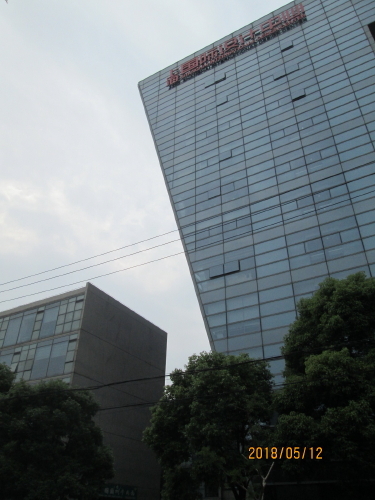 中国・上海で進行中の3大安藤作品　アジアにシフトする大規模プロジェクト。2010年、中国・上海で安藤忠雄氏が携わる3大プロジェクトが進行中。上海万博（2010年）が開幕した。盛り上がる上海経済特区のベットタウンとして期待される嘉定区で、2010年1月に起工式の行われた上海建築文化センターと、2010年6月に着工予定の保利大劇院、そして安藤氏には珍しい高層建築「上海国際設計センター」2008年末に完成が有名です。今回は地下鉄同済大学駅から上海国際設計中心にやってきました。敷地面積：9,127㎡　延床面積：47,055㎡　建築面積：35,000㎡　着工：2006年10月  2008年末に完成　斜めの壁が特徴です。