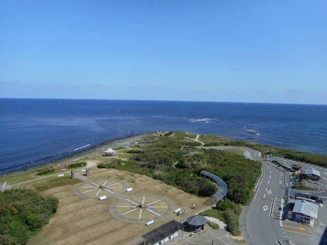 錦帯橋以外はお初の山口県です。<br /><br />秋芳洞・秋吉台→萩→青海島→角島を<br />二泊三日で回りました。<br /><br />一泊でも回れるコースですが、ゆっくりしたかったので、<br />敢えて二泊にしました。<br /><br />山口県は交通の便があまり良くないので、車の方が絶対便利ですが、<br />普段車に乗らないので、運転がしんどいというだんな。<br />ネットで時刻表を調べまくって、JRとバスで行ってきました。<br /><br />例によって、雨男のだんななので、<br />天気予報を確認して直前予約しました。<br /><br />ところが、予報では晴れだったのに、やっぱり雨。<br />しかも、5月なのに、3月のような気候になってしまい寒かった。<br />(二十数年ぶりだそうです)<br /><br />でも、3日目には晴天にめぐまれ、青い海を見ることができました。<br /><br />